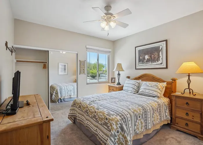 Holiday home W/ Desert & Mountain Views!